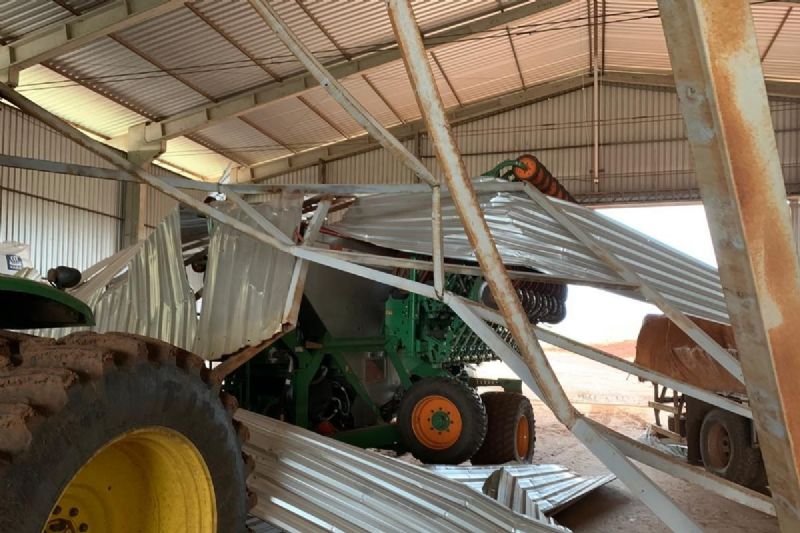 Ciclone bomba deixa estragos em propriedades rurais do Paraná