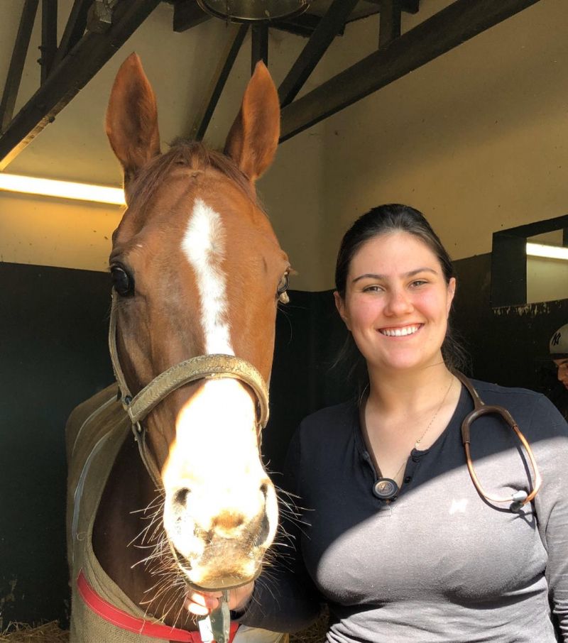 Mariana Serpa conta a experiência de estágio em Medicina Veterinária no Hipódromo Chile