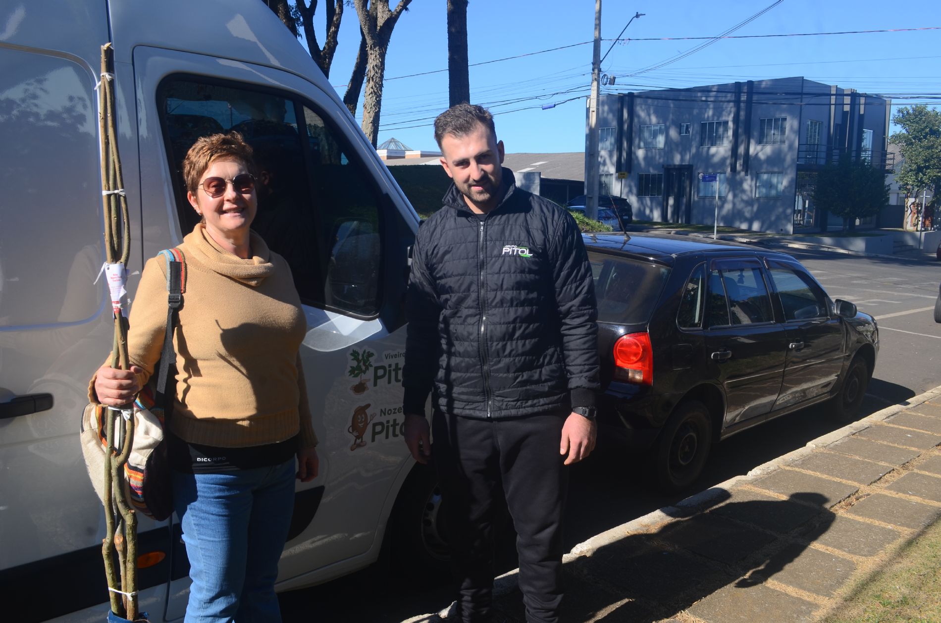 Entrega de encomendas de mudas de nogueira pecã no Sindicato Rural de Guarapuava