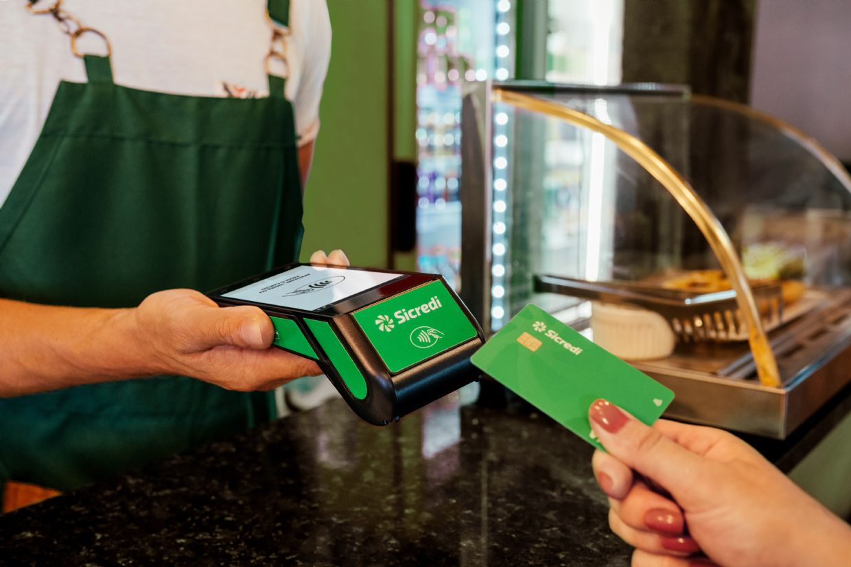 Maquininhas do Sicredi têm alta de 62,6% em transações durante o mês do Natal e registram quase R$ 5,5 bi em vendas