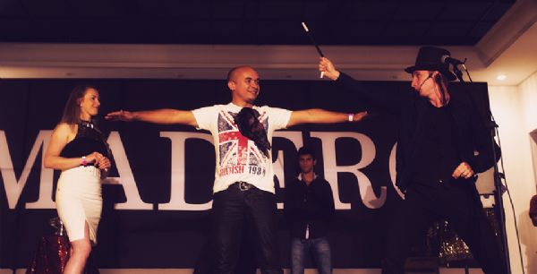  M&aacute;gico paranaense realiza apresenta&ccedil;&atilde;o na abertura do Simp&oacute;sio de Bovinocultura de Leite