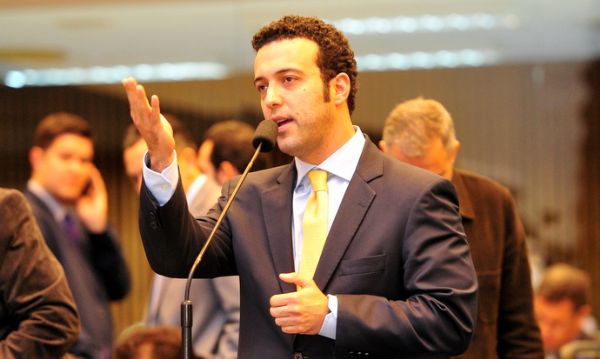 Bernardo Carli prop&otilde;e Men&ccedil;&atilde;o Honrosa para o Sindicato Rural de Guarapuava