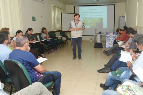SENAR-PR: curso no Sindicato Rural aborda a produ&ccedil;&atilde;o de uvas 